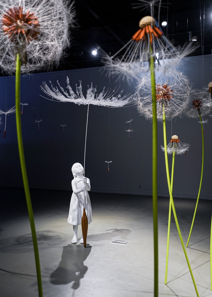 노동식 Roe Dong Sik, 민들레 바람을 타고 Dandelions swing in the wind, Variable size, Mixed material, 2012_2.jpg