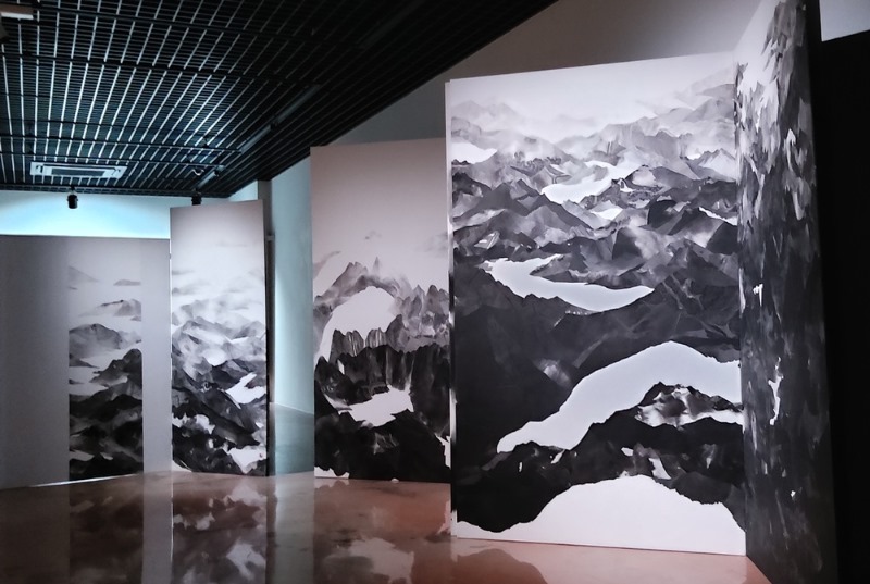 설박.산山수水.2020(2014~2018).화선지에먹,콩테,콜라주.불가능통해약속된가능성.이강하미술관.20201111-1.jpg