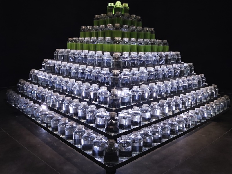 박아론.A glass bottle on pyramid.2023.캔버스에아크릴.jpg