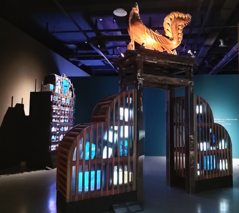 백남준.Indian Gate.1996~97.21색상비디오설치.392x82x410cm.코끼리문.1994.42색비디오설치,TV,나무.jpg