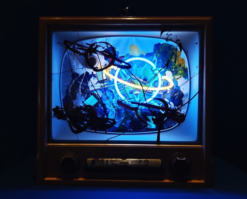 백남준특별전.사랑은10000마일.네온TV-Dish=Antenna.1990.혼합매체.60x60x25cm.jpg