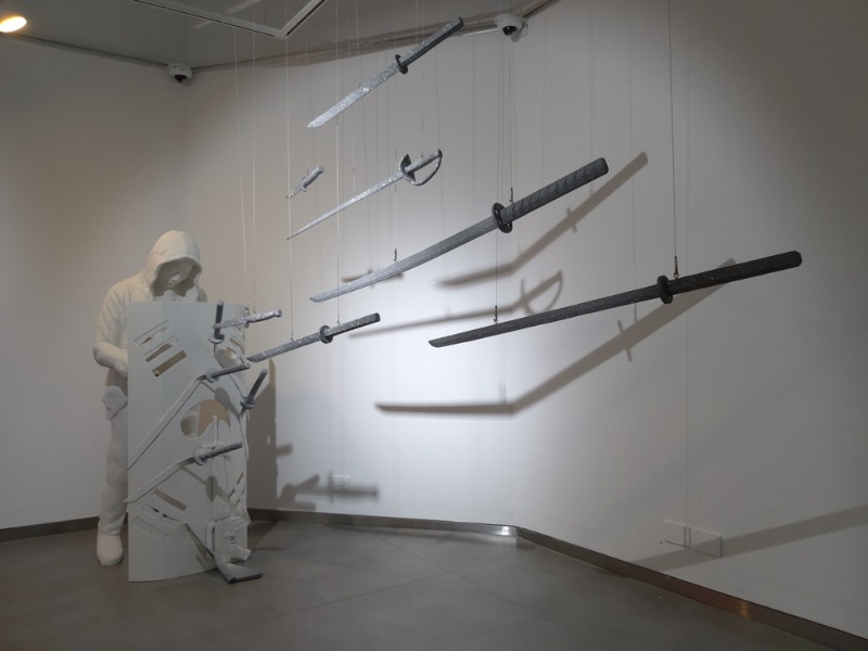 류기정.방패.2024.GRC,합성수지,목재.170x250x60cm.2024오월미술제.은암.20240516-1.jpg