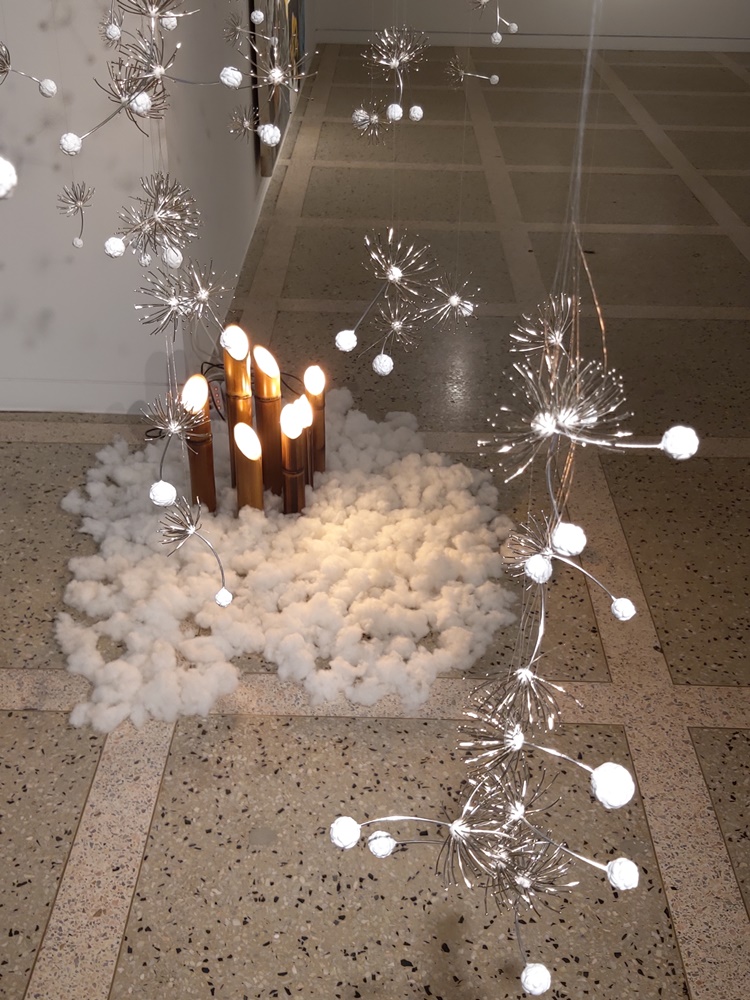 문서현.갑오년죽창이쏘아올린빛.2024.대나무,전구,청바지,솜,침핀,왁스,공예용철사.jpg