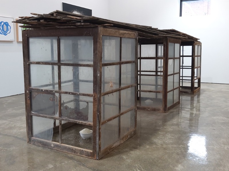 정영창,쌀의시간1,2025,창문틀,목재,사발,쌀170x150x120cm3개,총508cm.jpg
