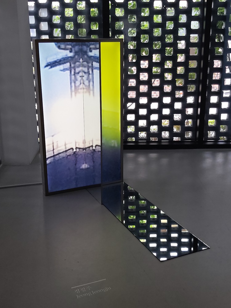 정정주,빛나는도시24-03,2024,모니터,스테인레스스틸,거울,125x72.5x130cm.jpg