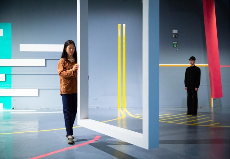 김다빈,The line is shapeless, the shape iss formless,2024,나무,철제레일,아크릴페인트,가변설치.jpg
