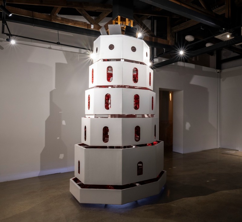 정덕용,2025,아직 말해지지 않은, 쥐어진 만큼의 말,146x146x352.5cm,나무, 석고, 우레탄 폼, 한지, 아크릴, LED, 모터, 거울, 지점토, 핸디코트.jpeg