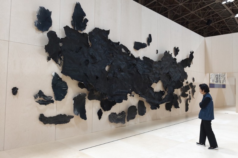 Jerrod Beck,먹의공굴,2025,종이에먹,250x900x100cm.jpg