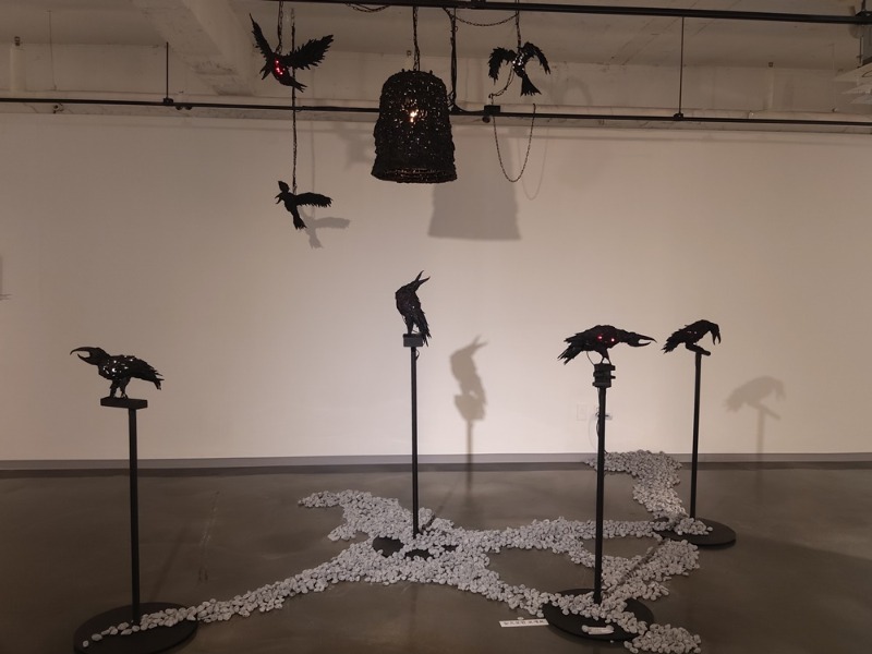 김광례,새들과종(태고의시간),2025,스테인레스스틸,검은흙세라믹,채색,조명,각30x25x20cm.jpg