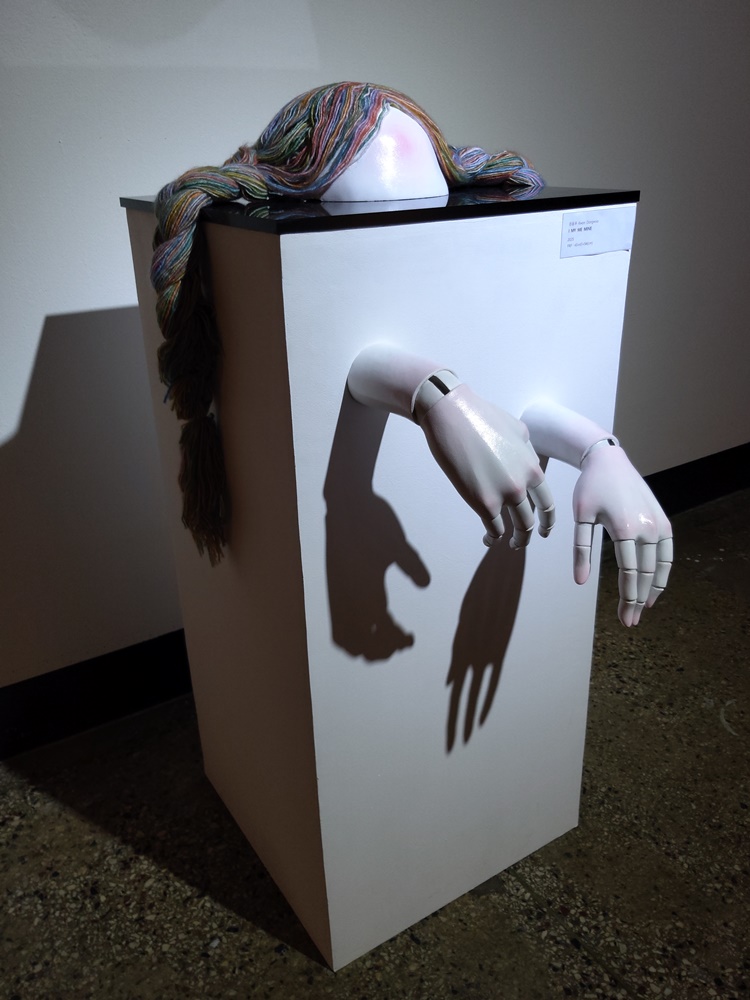 권동우,I MY ME MIME,2025,FRP,43x43x94cm.jpg