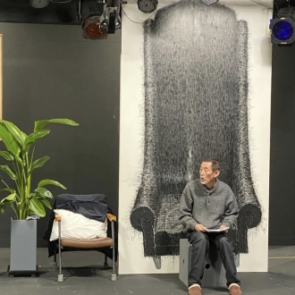 연극 ‘The Father’ 무대의 김상연작 <검은 심장-存>