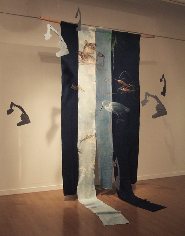 김희련 &lt;제 어미 가슴에 칼을 디민다&gt;, 2009, 쪽물염색천 위에 아크릴, 300x400cm