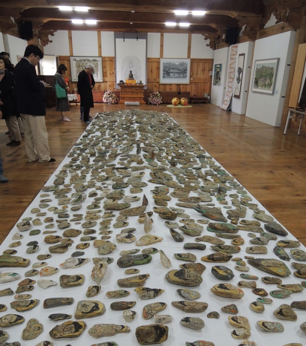조병연 &lt;천불&gt;, 2016, 자연석 1000개에 채색, 미황사 자하루