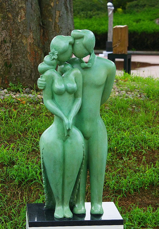 문옥자 <Wedding>, 2010, 브론즈, 45x25x95cm