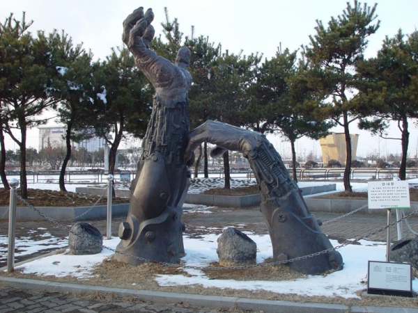 김숙빈 &lt;시간을 넘어서는 손&gt;, 2000, 광주 상무조각공원