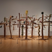 박일정 <木人의 춤>, 2023, 도자, 나무, 643x285x148cm