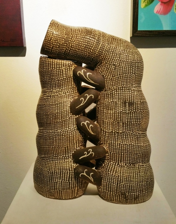 정이석 &lt;상생&gt;, 2017, 옹기토, 산청토 코일링, 인화분청, 39x19x63cm