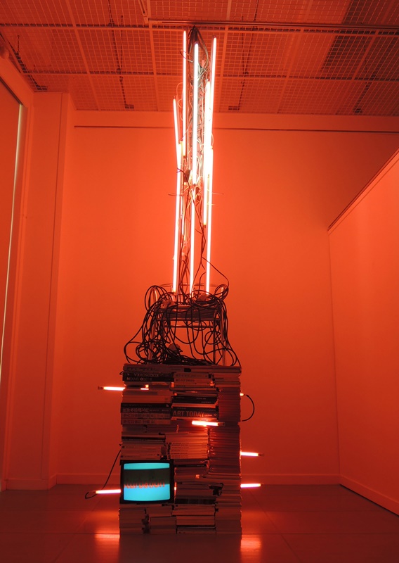 권승찬 <Self-improvement>, 2013, CRT모니터, T5 형광등, 혼합매체 설치