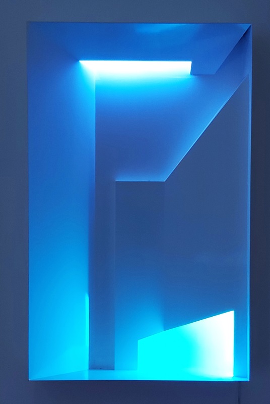 정정주 <pesfektive 2021-2>, 2021, 스테인레스스틸, LED. 70x120x30cm