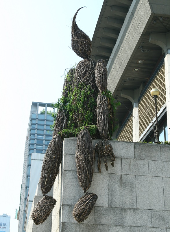 이성웅 <꼭두각시 4>, 2010, 나뭇가지, 철, 능소화, 3.5×3×8m