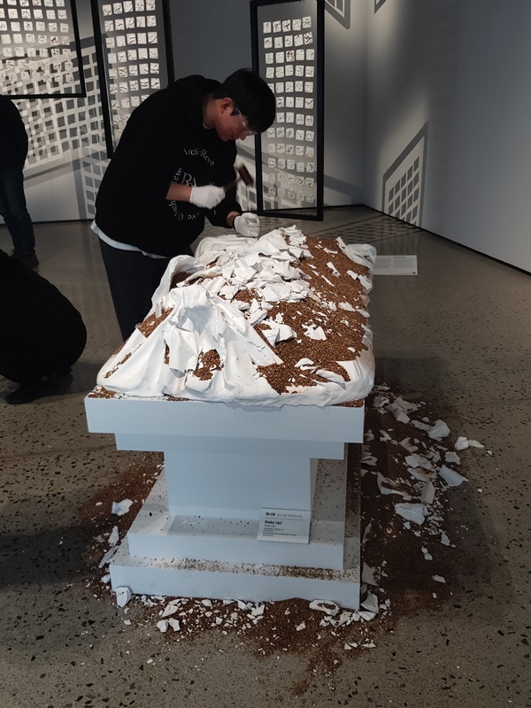 정나영 <Wake Up!>, 2024. 채집 조합된 흙, 석고. 관객참여행위, 74x180x65cm