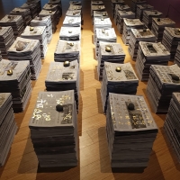 이매리 <Homeostasis>(부분), 2023, 신문지에 금채 글씨, 돌