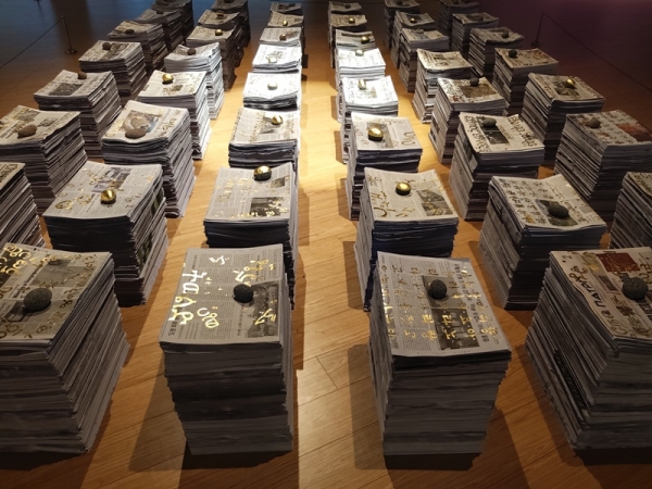 이매리 &lt;Homeostasis&gt;(부분), 2023, 신문지에 금채 글씨, 돌