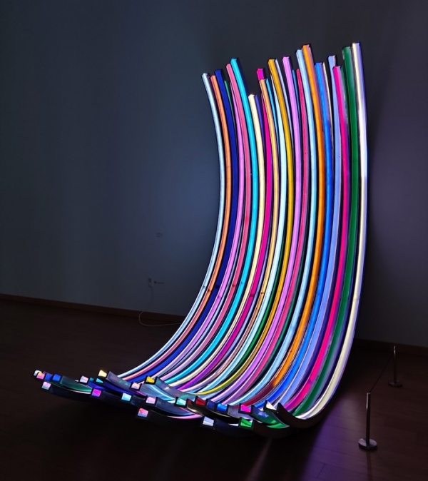 정정주 &lt;curved lights&gt;, 2021, 스테인레스스틸, LED. 180x320x250cm