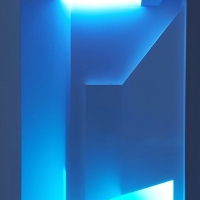 정정주 <pesfektive 2021-2>, 2021, 스테인레스스틸, LED. 70x120x30cm